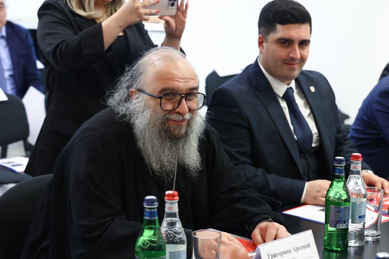 Секретарь Ереванско-Армянской епархии принял участие во встрече соотечественников с министром иностранных дел России С.В. Лавровым