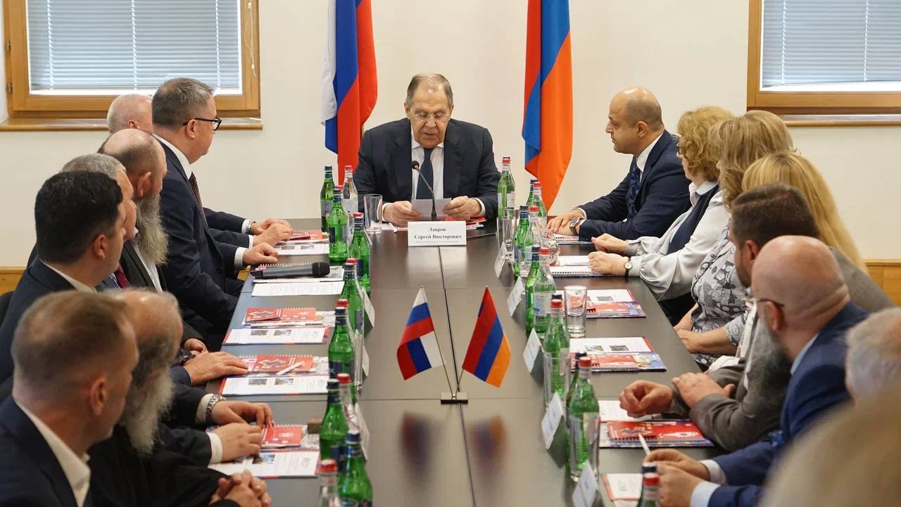 Секретарь Ереванско-Армянской епархии принял участие во встрече соотечественников с министром иностранных дел России С.В. Лавровым