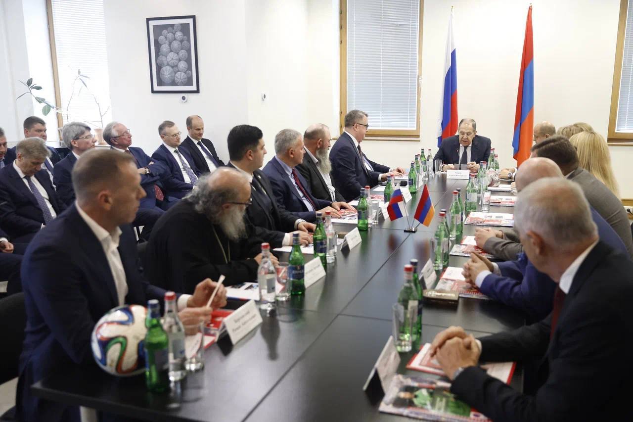 Секретарь Ереванско-Армянской епархии принял участие во встрече соотечественников с министром иностранных дел России С.В. Лавровым