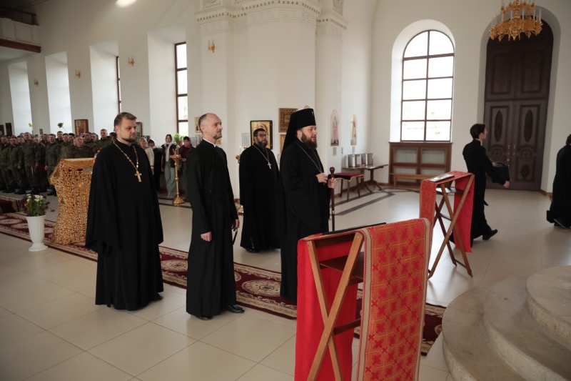 Архиерейское богослужение в праздник Воздвижения Честного и Животворящего Креста Господня в храме святой мученицы царицы Александры на 102-й российской военной базе города Гюмри