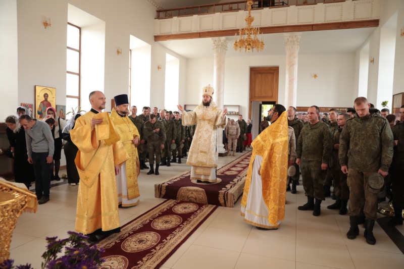 Архиерейское богослужение в праздник Воздвижения Честного и Животворящего Креста Господня в храме святой мученицы царицы Александры на 102-й российской военной базе города Гюмри