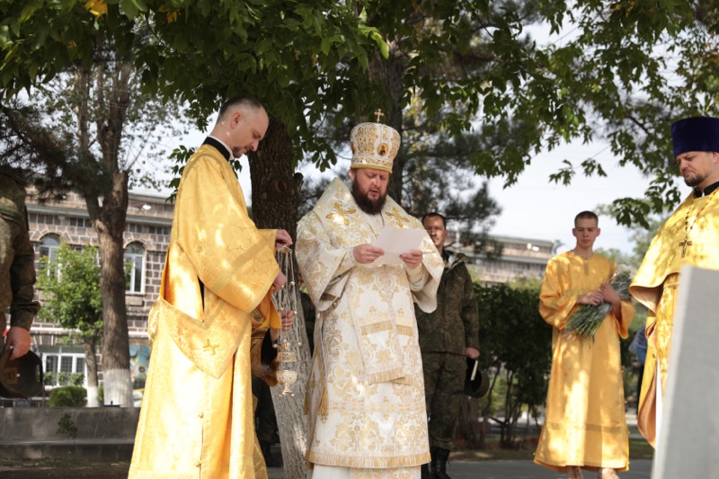 Архиерейское богослужение в праздник Воздвижения Честного и Животворящего Креста Господня в храме святой мученицы царицы Александры на 102-й российской военной базе города Гюмри