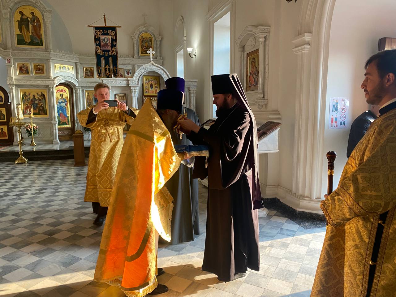 Архиепископ Аксий совершил Божественную литургию в Покровском храме Еревана