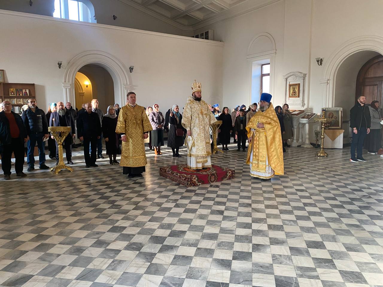 Архиепископ Аксий совершил Божественную литургию в Покровском храме Еревана