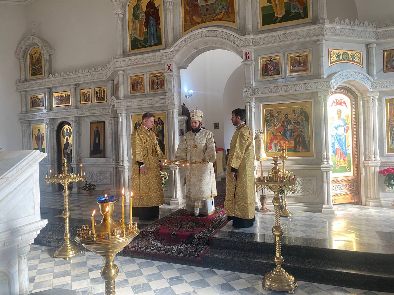 Архиепископ Аксий совершил Божественную литургию в Покровском храме Еревана