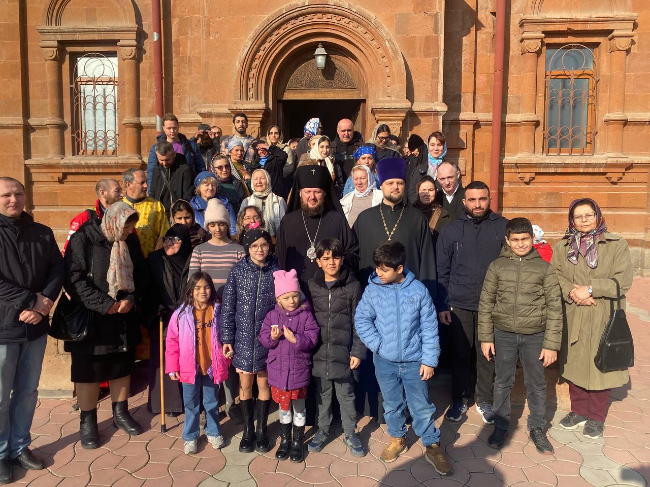 Архиепископ Аксий совершил Божественную литургию в Покровском храме Еревана