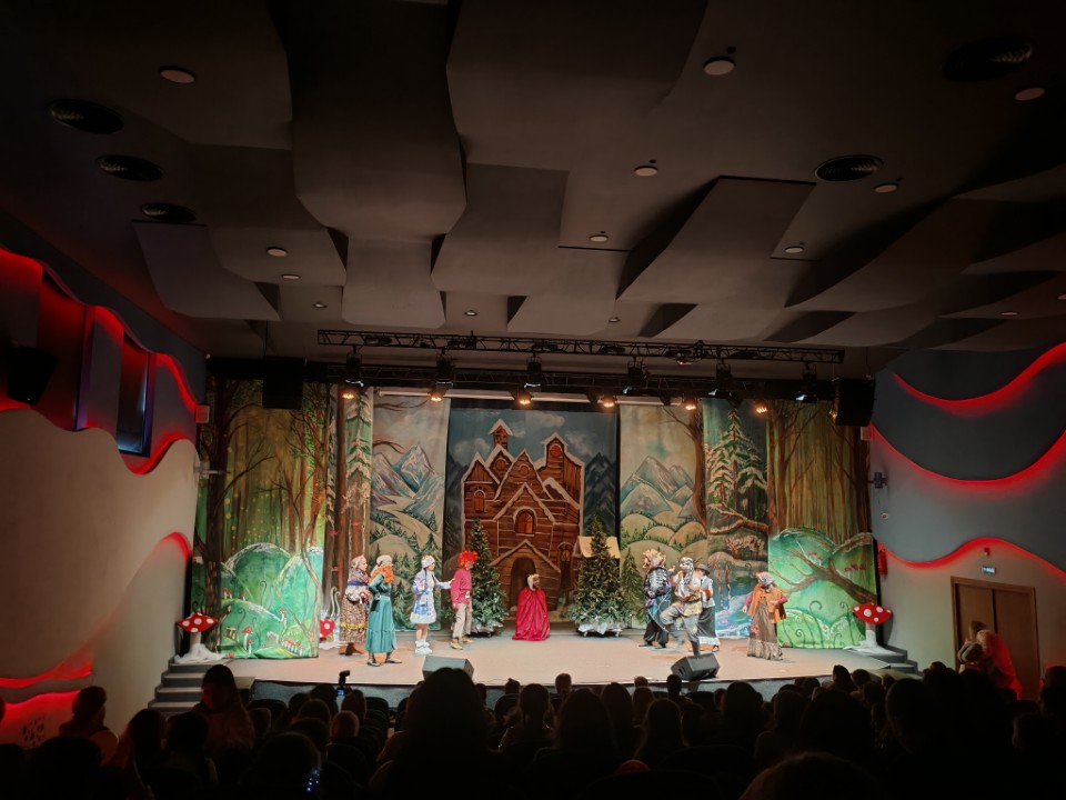 В рамках республиканского этапа Международных Рождественских чтений в Ереване организовано посещение детьми музыкального спектакля «Новогоднее счастье»