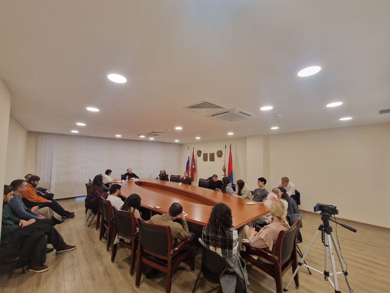 В рамках регионального этапа Международных Рождественских чтений прошла встреча архиепископа Аксия с молодёжью в Доме Москвы