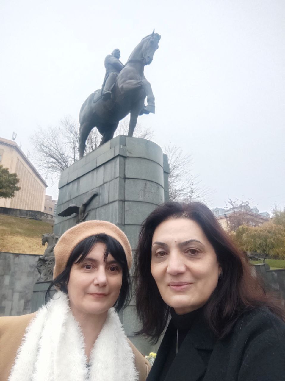 Возложение цветов к памятнику маршала Баграмяна