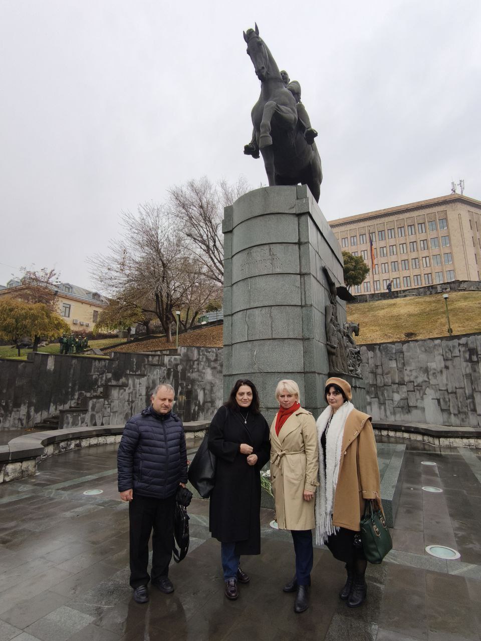 Возложение цветов к памятнику маршала Баграмяна