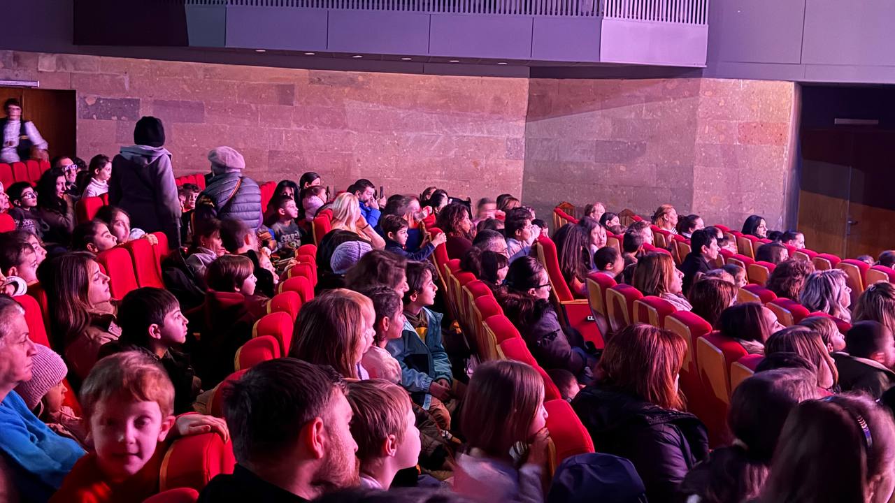 В рамках республиканского этапа Международных Рождественских чтений в Ереване организовано посещение детьми праздничного спектакля «Новый Дед Мороз»