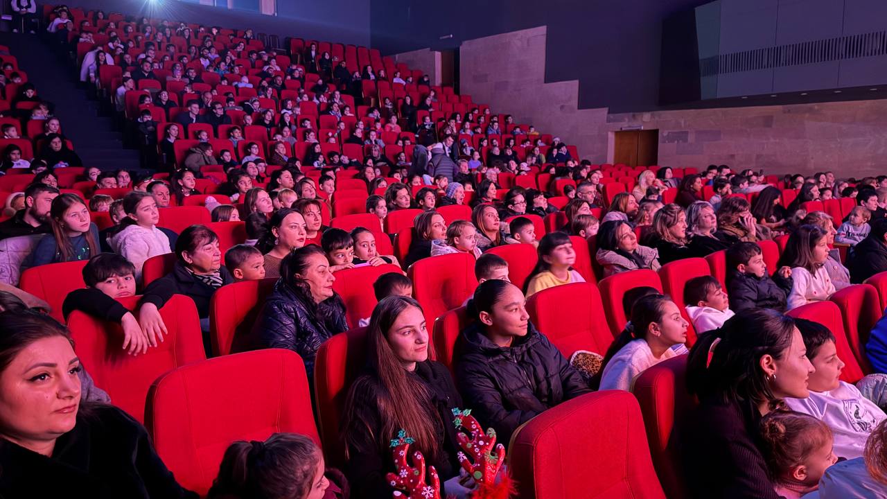 В рамках республиканского этапа Международных Рождественских чтений в Ереване организовано посещение детьми праздничного спектакля «Новый Дед Мороз»