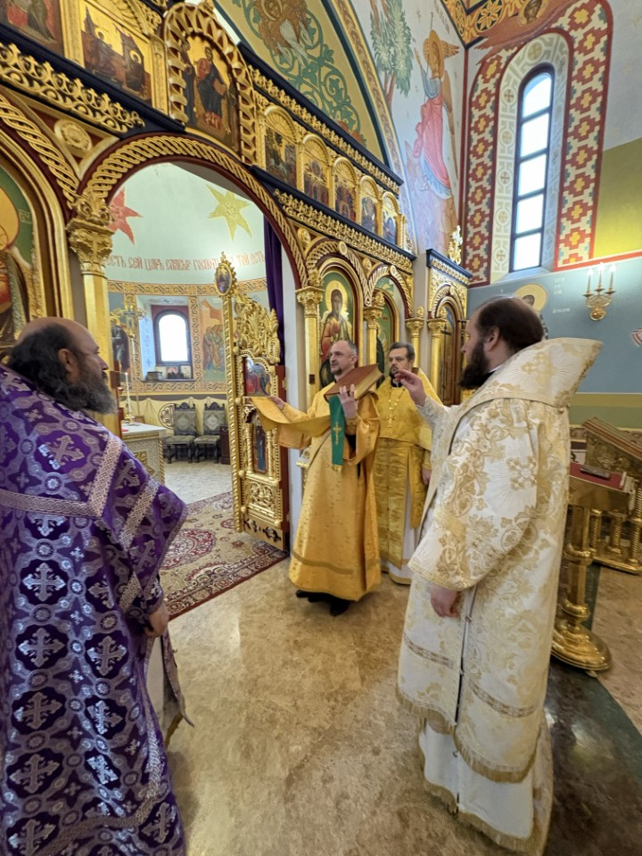 Архиепископ Аксий совершил Божественную литургию в Крестовоздвиженском храме Еревана