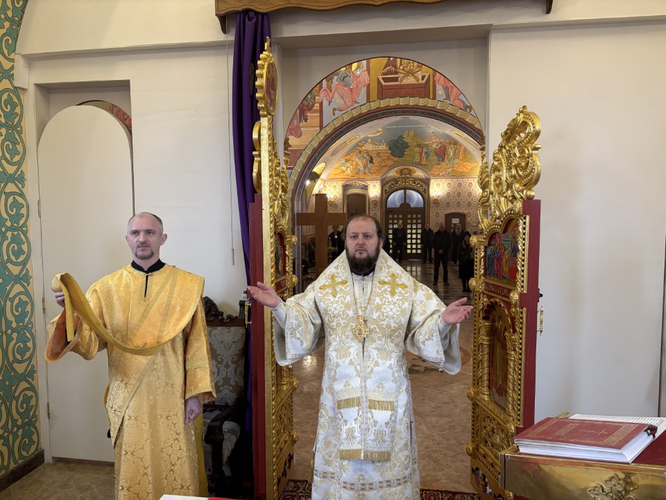 Архиепископ Аксий совершил Божественную литургию в Крестовоздвиженском храме Еревана