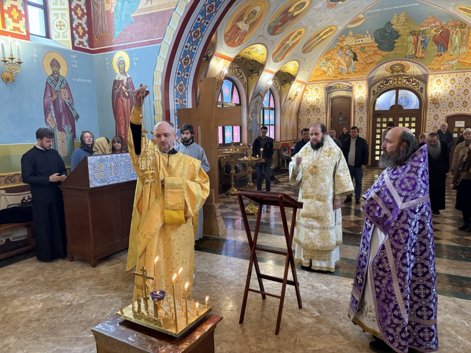 Архиепископ Аксий совершил Божественную литургию в Крестовоздвиженском храме Еревана