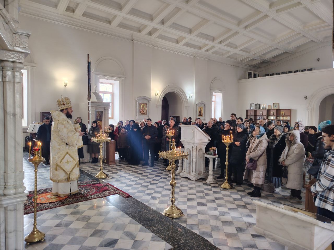 Архиепископ Аксий совершил Божественную литургию в Покровском храме Еревана