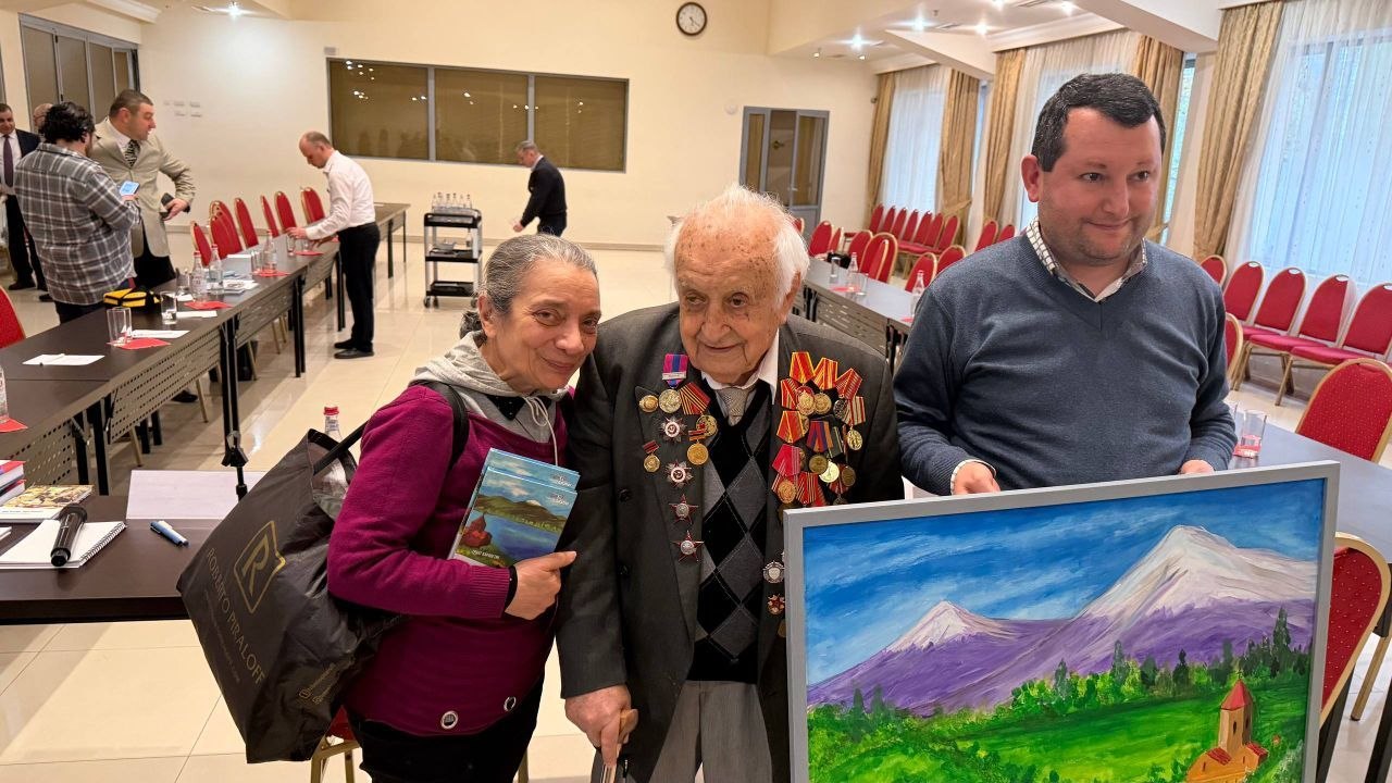 В Ереване презентовали книгу воспоминаний ветерана ВОВ Гранта Карапетяна