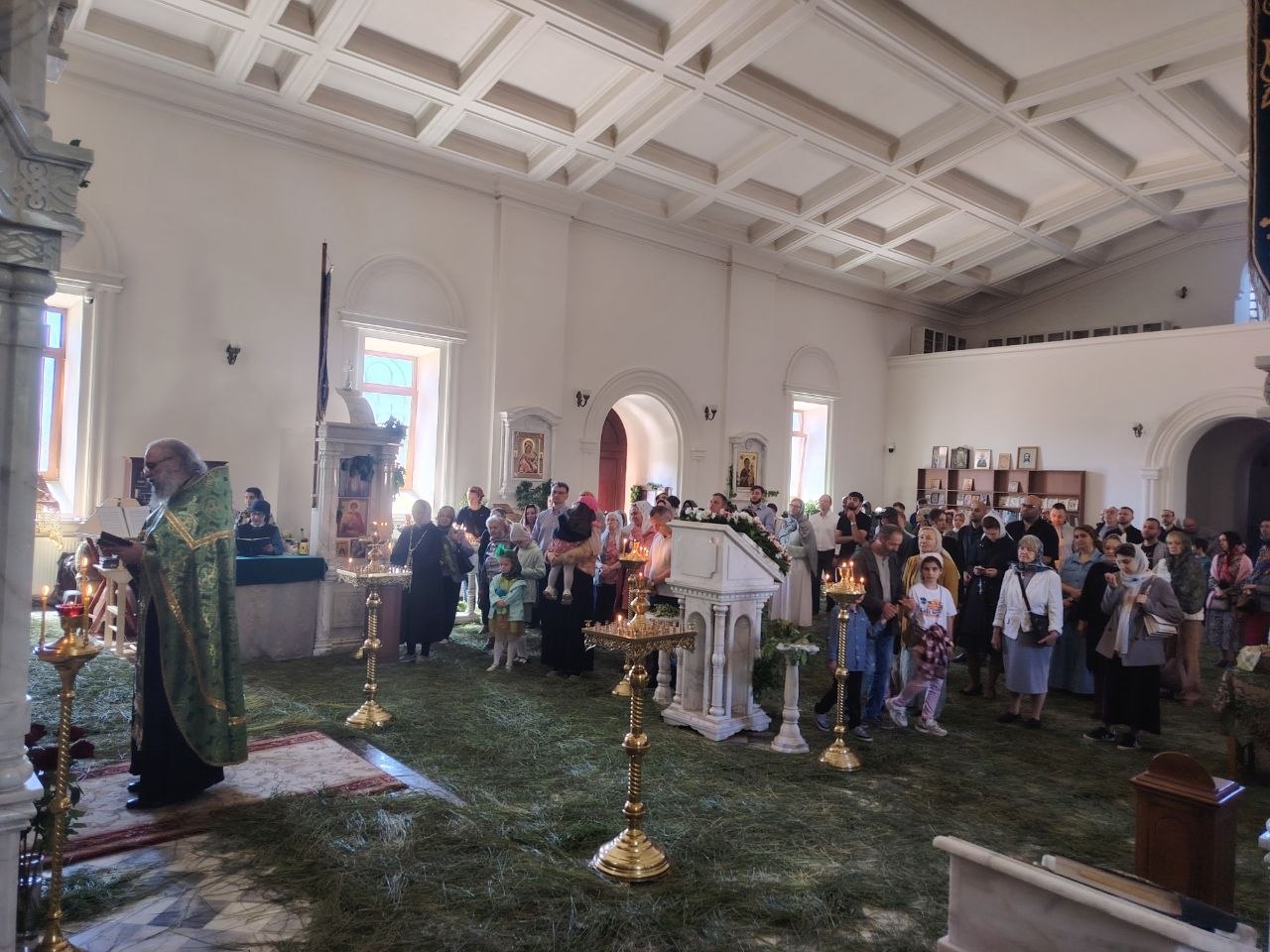 Празднование Дня Святой Троицы, Пятидесятницы в храмах Ереванско-Армянской епархии: фоторепортаж