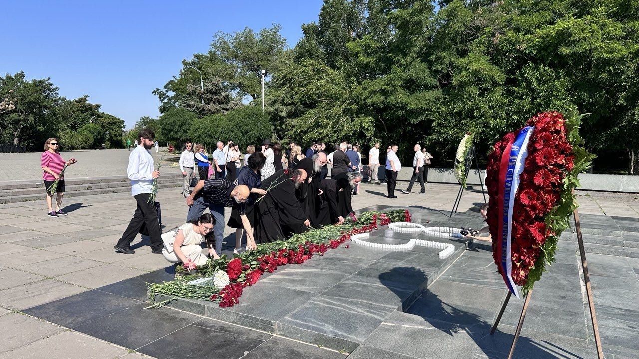 Духовенство и прихожане Ереванско-Армянской епархии приняли участие в возложении цветов к мемориалу «Мать Армения»