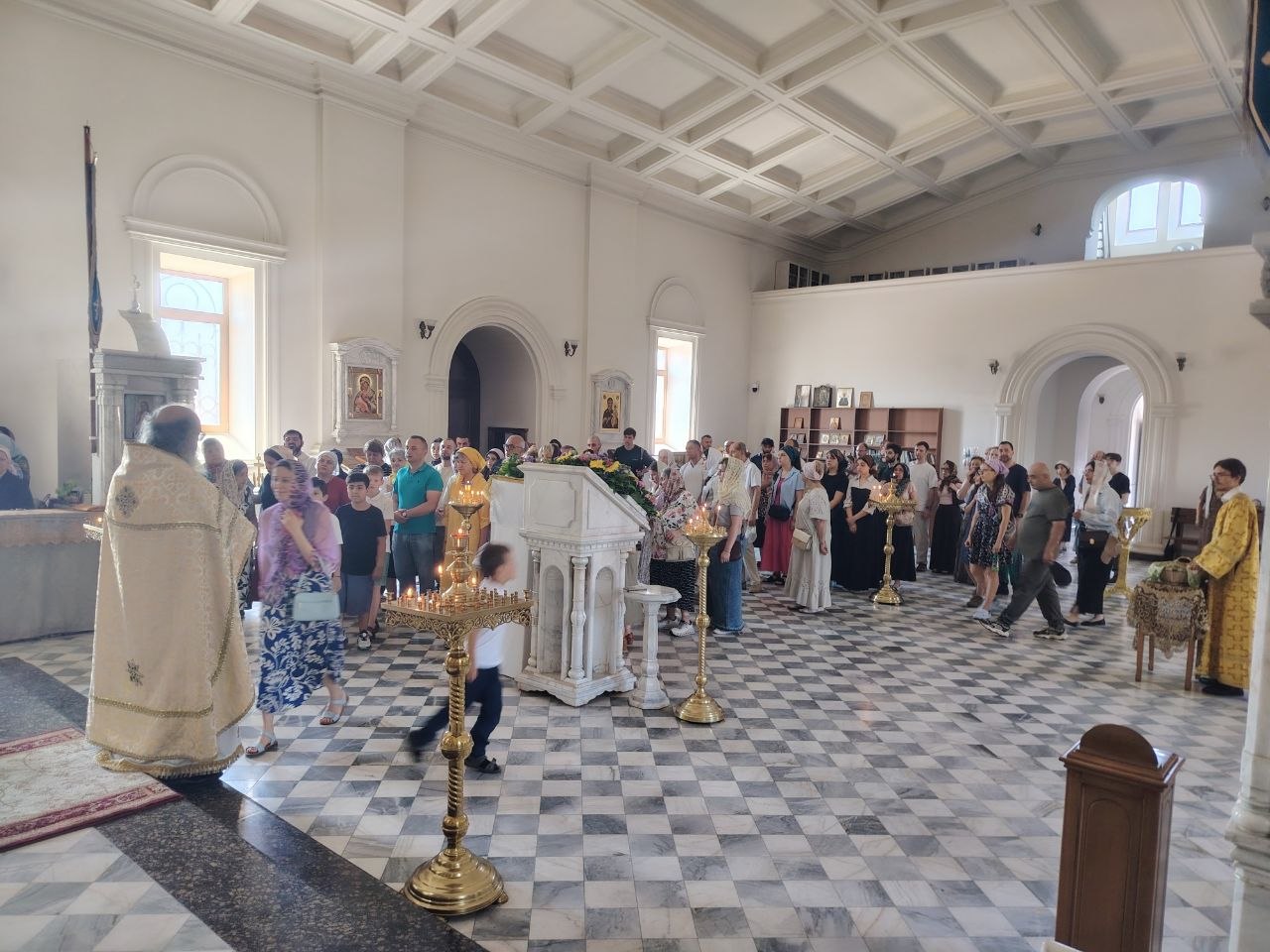 Празднование памяти cлавных и всехвальных первоверховных апостолов Петра и Павла в храмах Ереванско-Армянской епархии: фоторепортаж