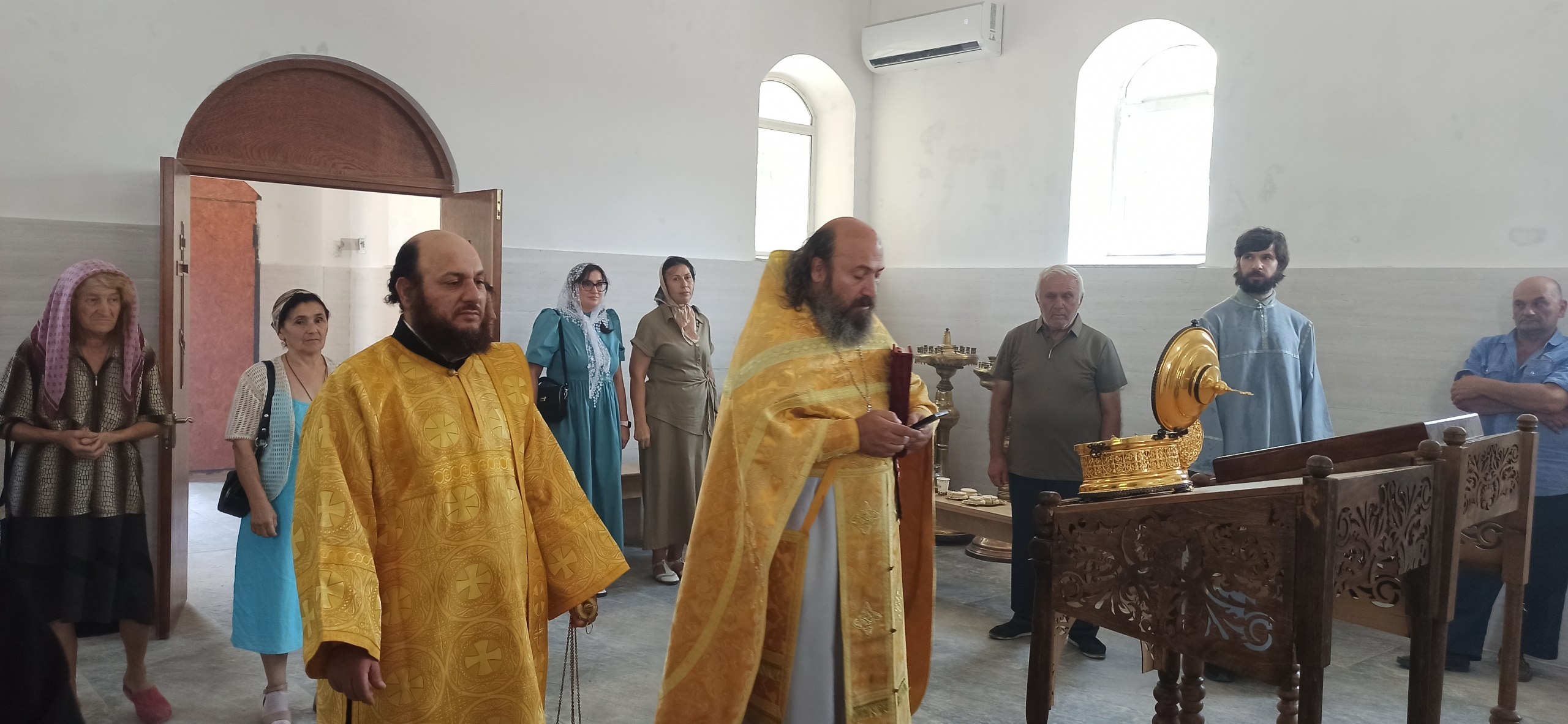 Торжественное перенесение мощей святителей Луки Крымского и Спиридона Тримифунтского в храм святых мучеников Кирика и Иулиты с. Димитрово