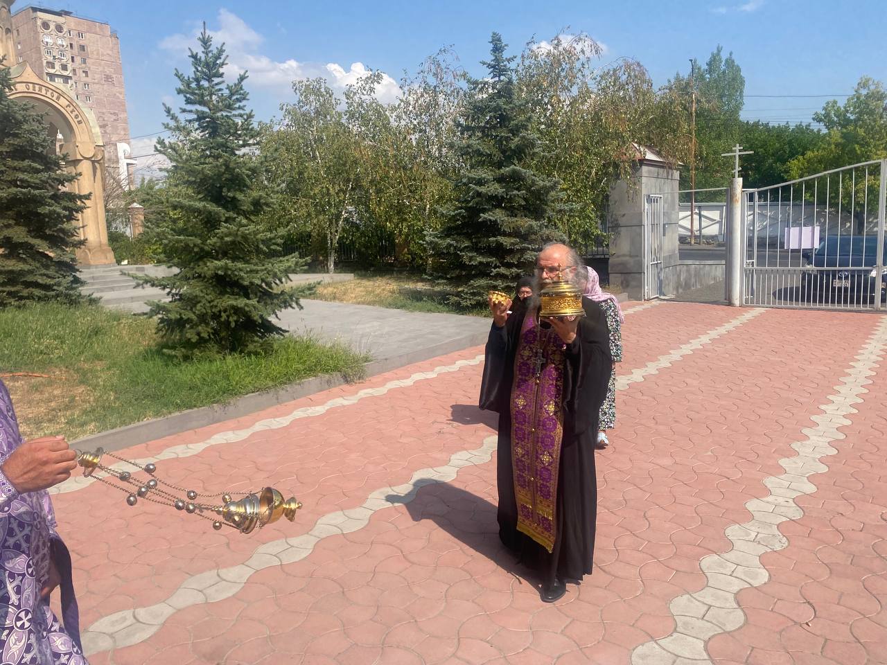 Торжественное перенесение мощей святителей Луки Крымского и Спиридона Тримифунтского в г. Ереван