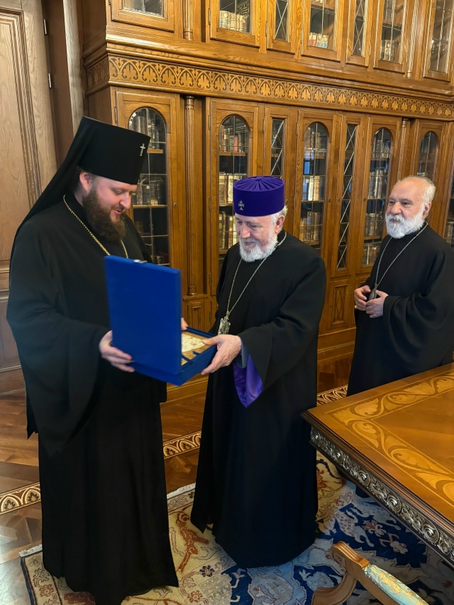 Встреча архиепископа Аксия с Верховным Патриархом и Католикосом всех армян Гарегином II в Первопрестольном Святом Эчмиадзине