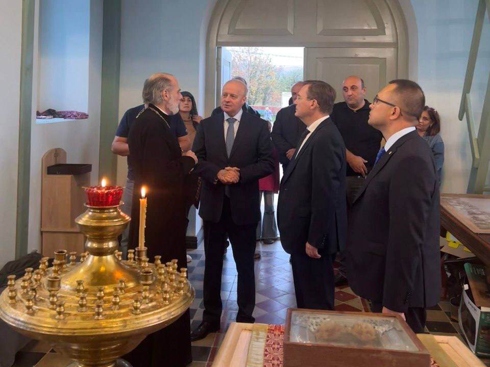 Визит почётных гостей в храм святителя Николая в селе Амракиц